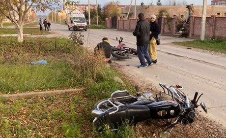 У найбільшому мікрорайоні Чорткова зіткнулися мопед та мотоцикл