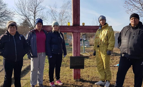 У Гуляйполі активісти прибирали на кладовищі біля пам’ятних хрестів жертвам Голодомору
