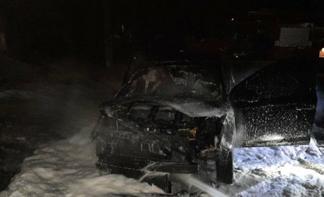 У Лозовій знову горіла автівка: у вогні постраждало кілька машин