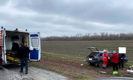 На Лозівщині ВАЗ вилетів у кювет: є постраждалі (ОНОВЛЕНО)