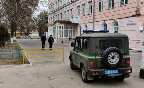 Гімназію, яку четвертий день намагаються замінувати, тепер буде охороняти поліція
