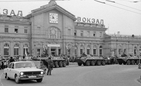 Ми сіли в машину часу, перенеслись до 1994 року і зустріли колоритних херсонців. Дивіться відео