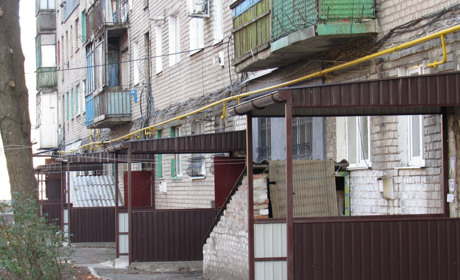 В Попасной ремонтируют входы в подъезды и планируют замену окон: узнавали подробности