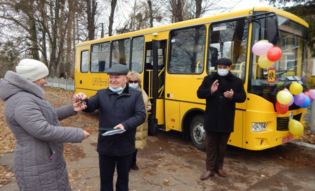 Дівичківська школа отримала новий шкільний автобус