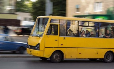 У місті намагалися оштрафувати водія автобуса за приспущену захисну маску