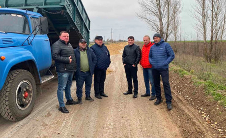 На Сірогозщині райавтодор та місцеві фермери спільно взялися за ремонт проблемної ділянки дороги