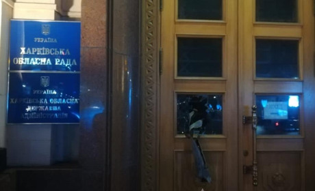 Трощив скло на дверях з криками "Аллах Акбар": у Харкові молодик кидався на будівлю ОДА