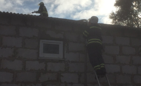 Троїцькі рятувальники загасили пожежу за 32 хвилини: будинок врятували