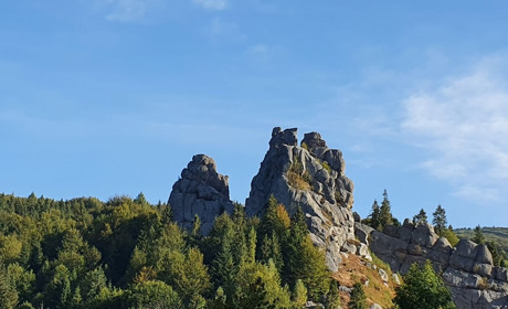 Як троїчани дісталися до наскельного-міста Тустань та знайшли п'ять цікавинок