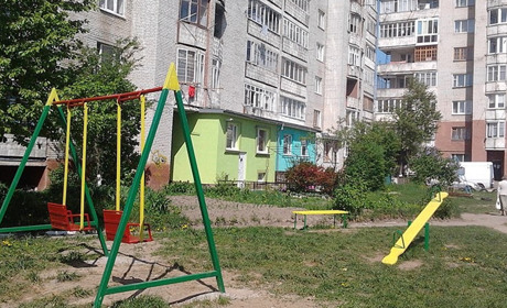 Дитячі майданчики у місті ніхто не обслуговує, а калушан через пів року не буде де ховати