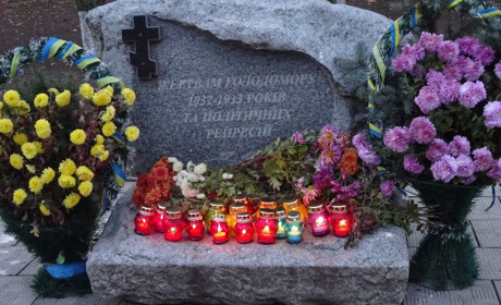 У День пам’яті жертв Голодоморів сірогозці принесли до пам’ятного знака свічки, квіти та хліб