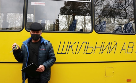 Сільська школа на Корюківщині отримала новий автобус. Діти мріють про екскурсії