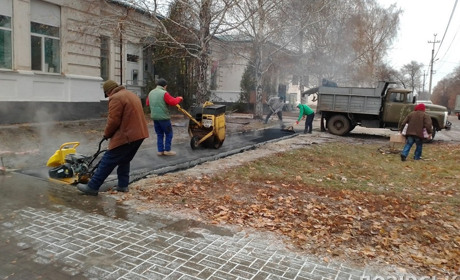 Фото дня: у Панютиному ремонтують тротуари