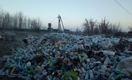 Корюківські комунальники назбирали за рік три тонни пластикових пляшок. Що з ними робитимуть далі