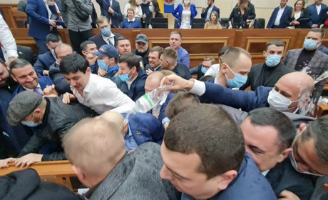 Перша сесія Одеської обласної ради: блокування трибун, бійки та робота до ранку