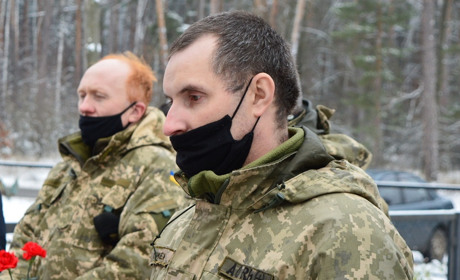 «Якби не він, я б тут не стояв». У Корюківці відкрили меморіальну дошку Герою АТО Миколі Лущику