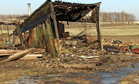 Дві пожежі за ніч: на Лозівщині рятувальники гасили займання у квартирі та сараї