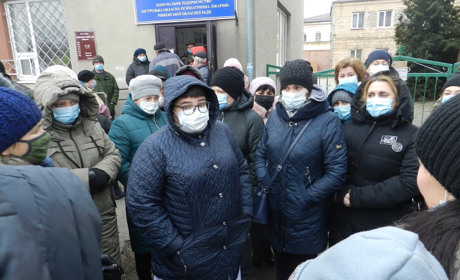 Медперсонал Острозької психлікарні вимагає зарплату
