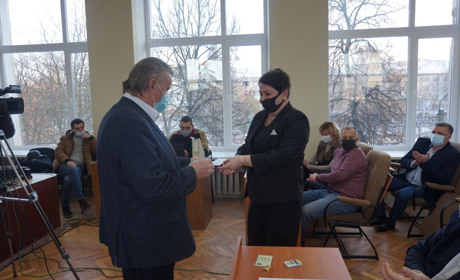 Перша, установча сесія міськради: новообрані депутати отримали посвідчення і значки