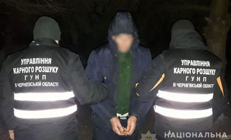 На Ніжинщині зловмисник вдерся до будинку пенсіонерки, зв'язав її, погрожував та вимагав гроші