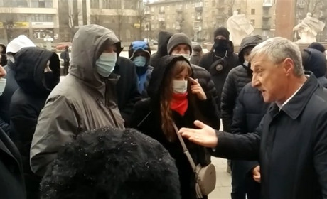 Жителі Верхнянської ОТГ приїхали до ОДА і вимагають ремонту дороги