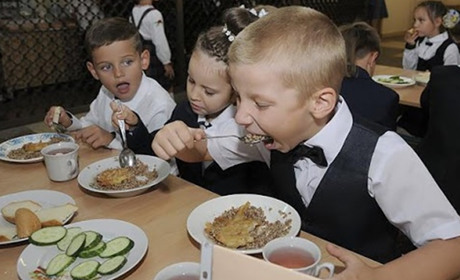 Без звичних бутербродів, сухариків та чіпсів: в Україні  змінюють норми харчування у школах