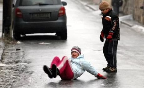 Ходіть неквапливо та обережно. На дворі - ожеледиця