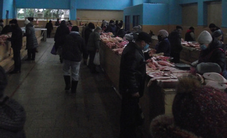 Люди не визначилися: купувати м’ясо тільки на Новий рік, чи й на період локдауну. Репортаж з базару
