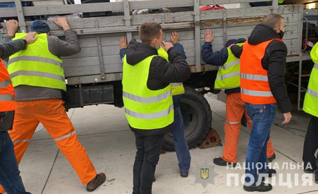 Вантажники півроку крали цінні речі з багажу пасажирів херсонського аеропорту