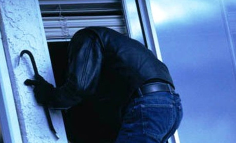 Поки всі спали, злодій "обчистив" у Гадячі гараж, проламавши дах всередину