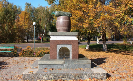 15 років тому у Ніжині встановили перший пам'ятник в Україні плодоовочевій культурі