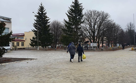 В Троїцькому ожеледиця скувала дороги і тротуари: чи впоралися комунальники з негодою