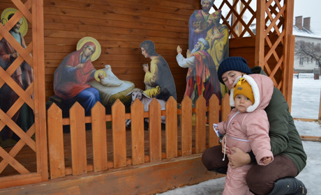 У Корюківці встановили новорічну ялинку та облаштували фотозону