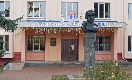 Бар вже частково прибрали до свята: фото 