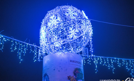 Фото дня: в Никополе зажгли новогоднюю елку