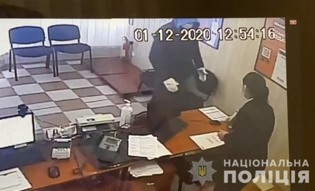 Затримали херсонця, якого підозрюють у нападі на кредитну установу. Тоді вкрали 20 тисяч гривень