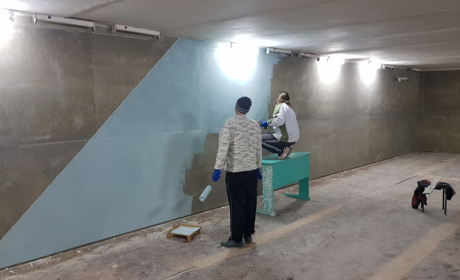 В спортзалі Троїцького Тато-Хабу фарбують стіни 