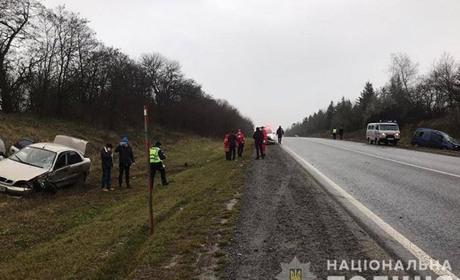 У потрійній ДТП на трасі Тернопіль-Кременець з салону авто випав одномісячний малюк