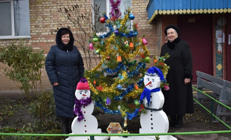 Новорічну фотозону облаштували біля багатоповерхівки у Переяславі