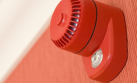 Какие существуют типы устройств, инициирующих пожарную тревогу?