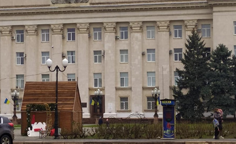 Біля головної ялинки Херсона немає торгівельних яток, але є автомат-силомір. Що думають херсонці?