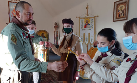 Балтські пластуни передають жителям громади Вифлеємський вогонь миру