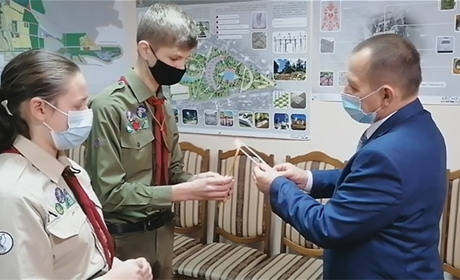 Пластуни зустрілися із міським головою та передали Вифлеємський Вогонь Миру