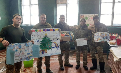 Щоб і у військових було свято: гостинці та дитячі малюнки передали на Схід з Кіцманщини