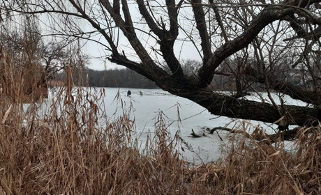 На волноваських водоймах досі можна зустріти людей, які не бояться тонкого льоду: відео