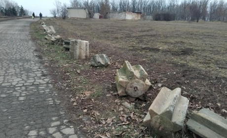 Що таке "Гармани": історія про музейні експонати, які лежать вздовж дороги у Волновасі