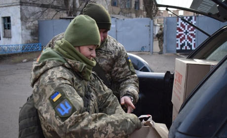 Солодощі та різдвяні подарунки для захисників. Благодійники привезли свято на лінію розмежування