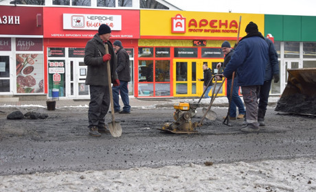 На Центральній вулиці у Волновасі відремонтували велику яму, яка заважала водіям: фото 