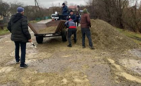 У Сівці-Калуській люди самотужки відновлюють проїзд центральною дорогою