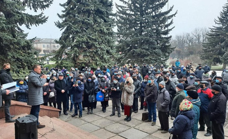 У сусідів: мітинг проти підвищення тарифів, успіх депутатів, штраф та різанина